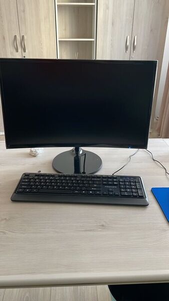 Vanzare procesor tastatura  monitor.